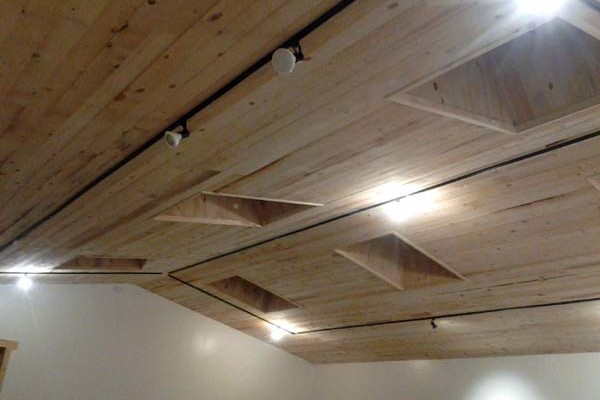 finished rough sawn ceiling in Rastra block studio